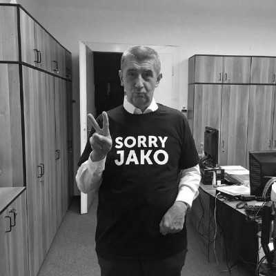 Andrej Babiš v mikině s nápisem Sorry jako