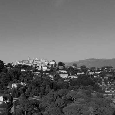 Mougins na Azurovém pobřeží, kde leží zámeček Bigaud